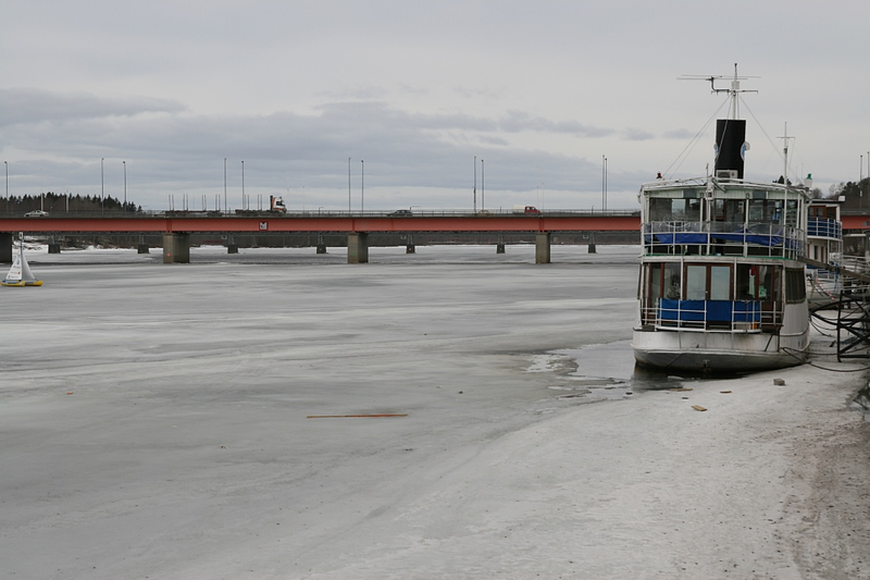 El río Ume helado en Umea. Wikimedia Commons